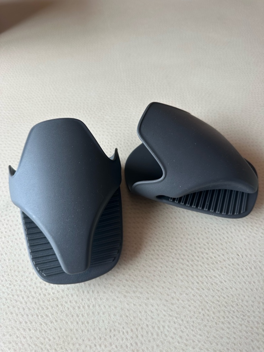Pampered Chef Black Silicone Mini Oven Mitts - Pair